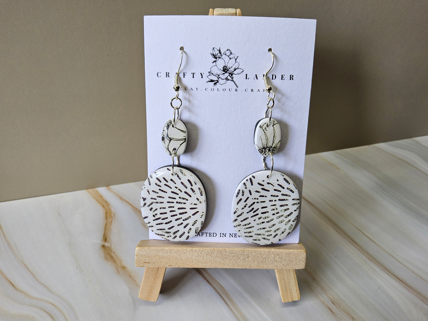 Line Art Oval Earrings – Seconds