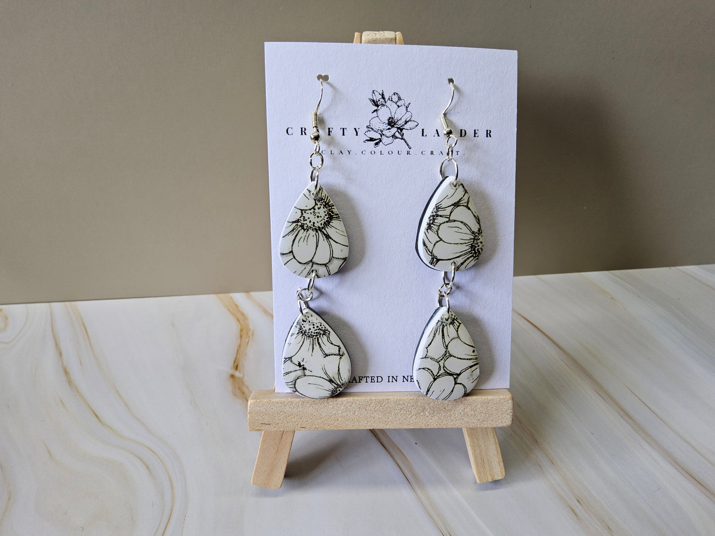 Line Art Daisy Double Drops – Seconds